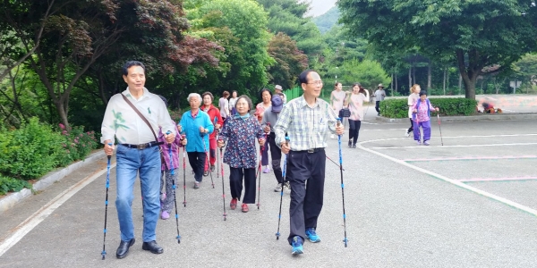 쓰담쓰담 안부길 걷기 모습