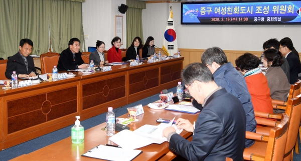 여성친화도시 조성위위원회 회의를 개최하여 다양한 의견을 나누고 있다