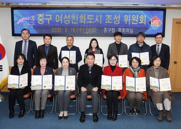 여성친화도시 조성위원회 위촉장을 전달하고 위원들과 기념촬영을 했다