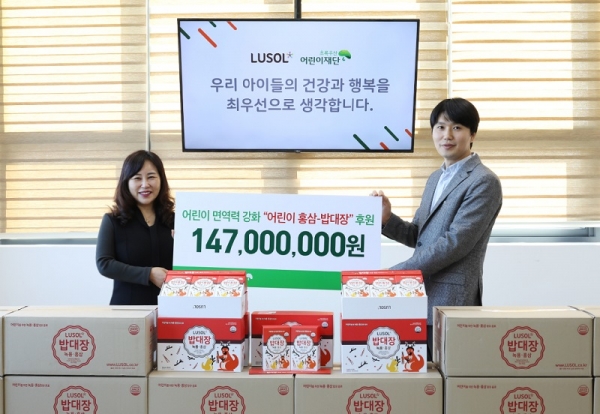 초록우산어린이재단 박미애 본부장(좌)과 루솔 김슬기 대표(우)가 어린이홍삼 ‘밥대장’ 후원물품 전달식을 진행하고 있다.