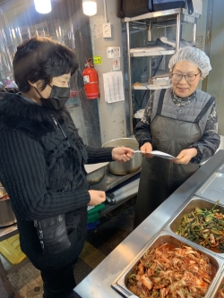 19일 코로나19 확산 방지를 위해 소비자식품위생감시원과 함께 전통시장 내 식품 취급업소를 점검했다