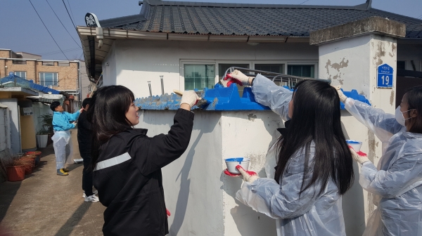 태안읍에 조손가정 1가구를 선정해 직접 도배, 페인트 등의 집수리봉사활동 펼쳐