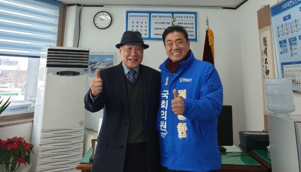 천안시 노인회장 면담한 전종한(오른쪽) 천안갑 예비후보