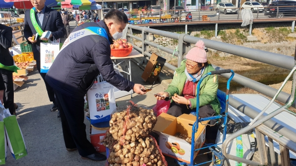 충남농협 직원들이 농어업인 연금보험료 지원 제도를 알리기 위해 거리홍보를 하고 있다.