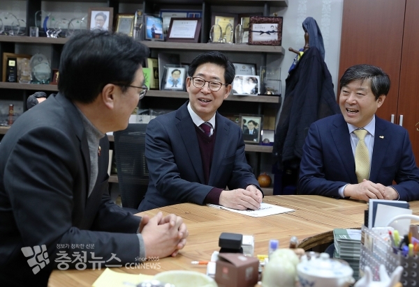 우원식 의원(왼쪽 첫번째)과 양승조 지사, 황명선 논산시장