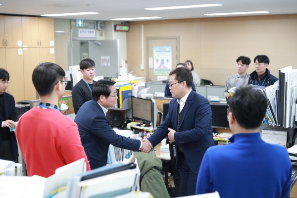 오세현 시장이 제설작업에 최선을 다한 도로과를 방문해 격려하고 있다.