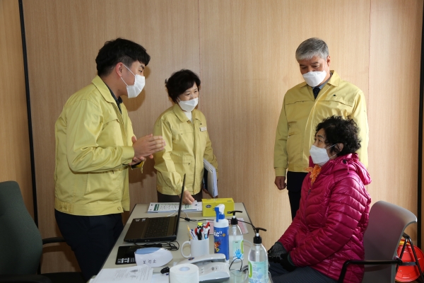 문정우 금산군수는 지난 19일 금산보건소에 설치된 선별진료소에 방문해 감염방지 관리에 대한 설명을 듣고 있다.