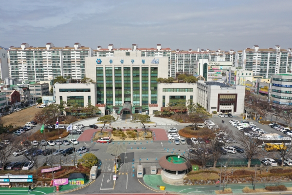 토지정보과 담당공무원이 드론을 이용해 촬영한 유성구청 청사 전경