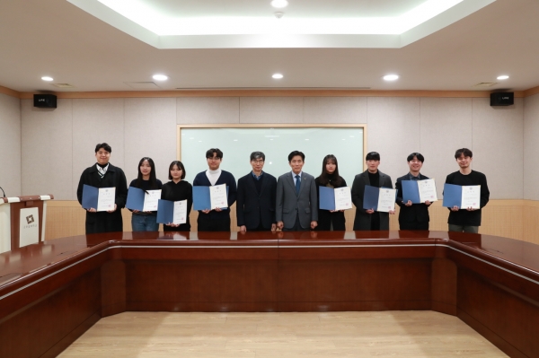 20일 ‘2019학년도 HBNU인재인증제 시상식’에서 최병욱 총장 및 관계자, 우수참여 학생들이 기념촬영을 하고 있다.(사진 좌측부터 다섯 번째 오영식 교육혁신단장, 여섯 번째 최병욱 총장)