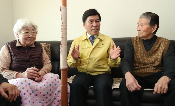 황인호 동구청장이 20일 고(故) 이양범 애국지사의 자녀 이점옥씨 가족과 담소를 나누고 있다