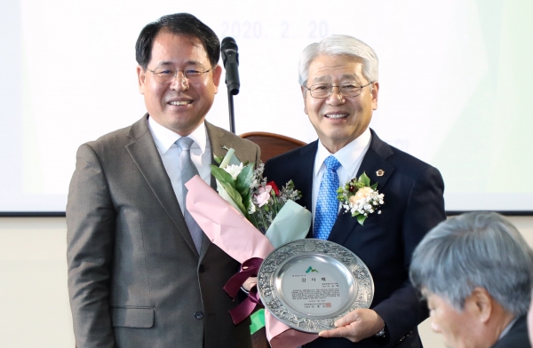 산림조합으로부터 감사패 받은 서금택(오른쪽) 의장