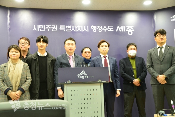 김종화 홍보위원장을 비롯한 청년 당원들