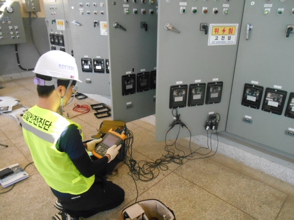 공사 안전진단사업단에서 배수장 배전반의 전류상태 상태를측정등을 전기이상유무를 확인하고 있다