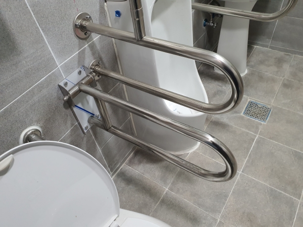 대소변기 안전손잡이 설치 모습