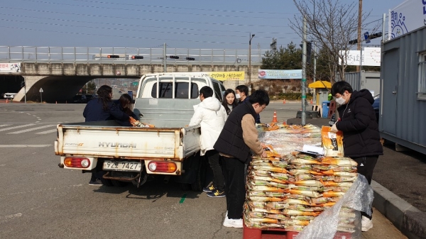 다양한 후원물품을 아산시 관내 소외계층에게 전달하고 있다.