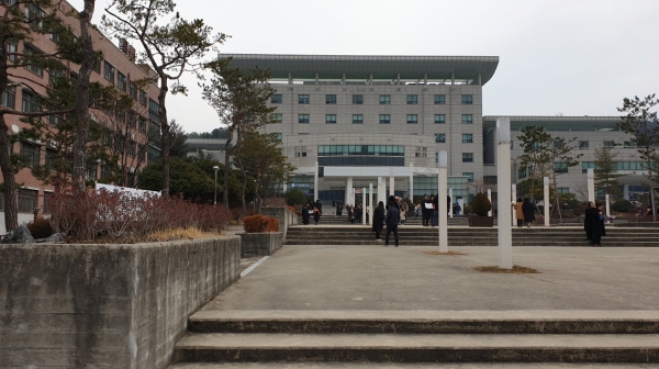 21일 한밭대학교에서 졸업하는 학생들과 그 가족들이 교내 도서관에서 혜윰광장에서 기념촬영을 하고 있다.