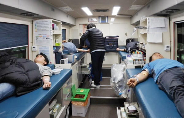 헌혈을 하고 있는 대전시설관리공단 직원들