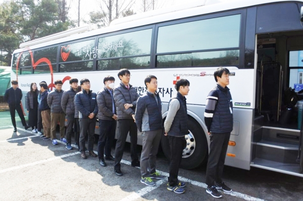 헌혈 참여를 위해 기다리고 있는 직원들