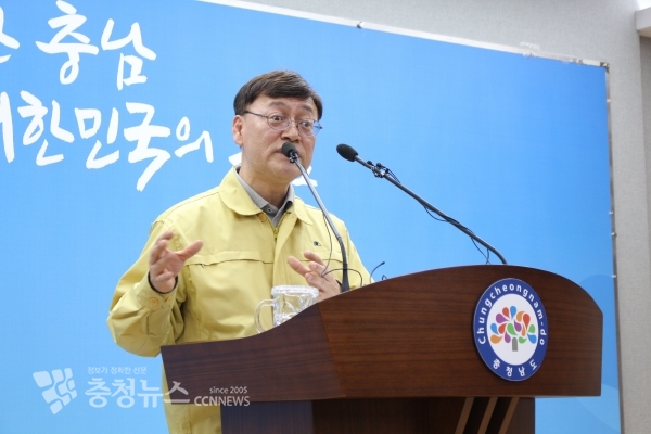 이정구 저출산보건복지실장 21일 도청 프레스센터에서 계룡대 코로나19 확진자 관련 기자회견을 열었다.