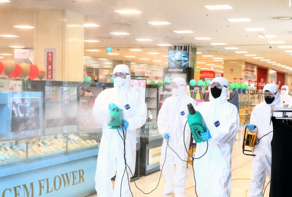 23일 오후 롯데마트 노은점에서 방역전담팀이 방역활동이 펼치고 있다.