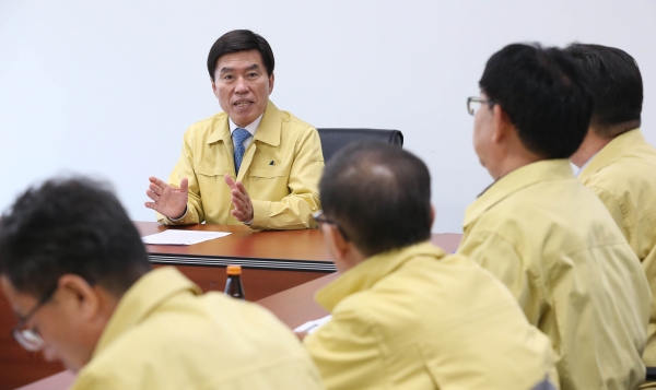 황인호 동구청장이 긴급회의를 주재하고 있다