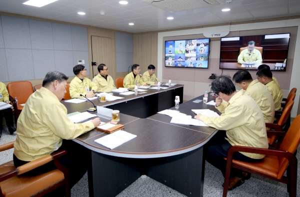 23일 열린 코로나19 대책 관련 영상회의 모습.