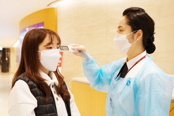 코로나19 확산 대응 열체크를 하는 모습