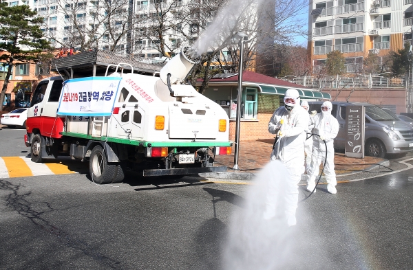 구는 24일 방역차량으로 투입된 유성구산불진화차량으로 유성구 전역에 대한 대대적인 방역 실시
