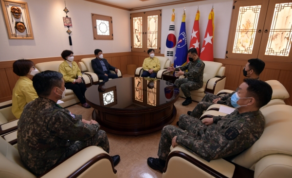 24일 집단감염 위험성이 높은 육군훈련소 등을 찾아 긴밀한 협조체계 당부