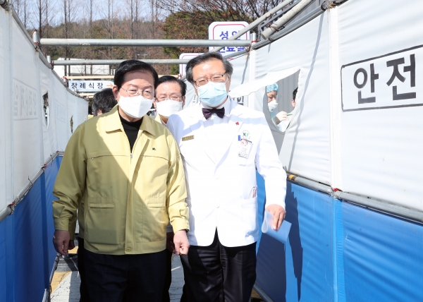 장종태 구청장 거점진료소 방문 현장점검 모습