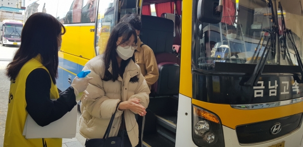 유동인구가 많은 터미널에서 시민들에게 마스크를 제공하며 손소독제 이용 홍보