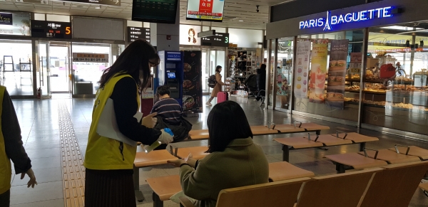 유동인구가 많은 터미널에서 시민들에게 마스크를 제공하며 손소독제 이용