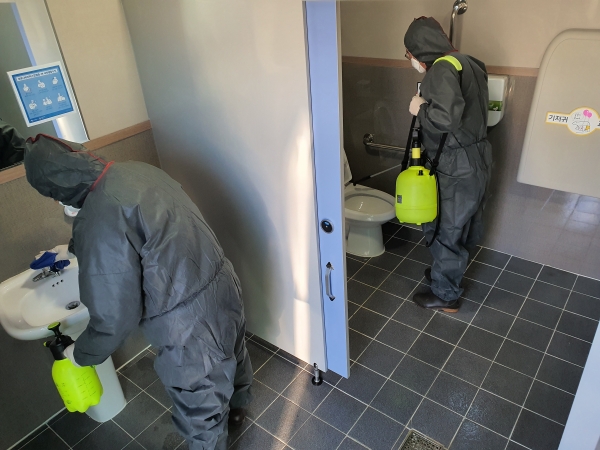 코로나19 예방과 확산 방지를 위해 관내 공중화장실 71곳 소독 강화 실시