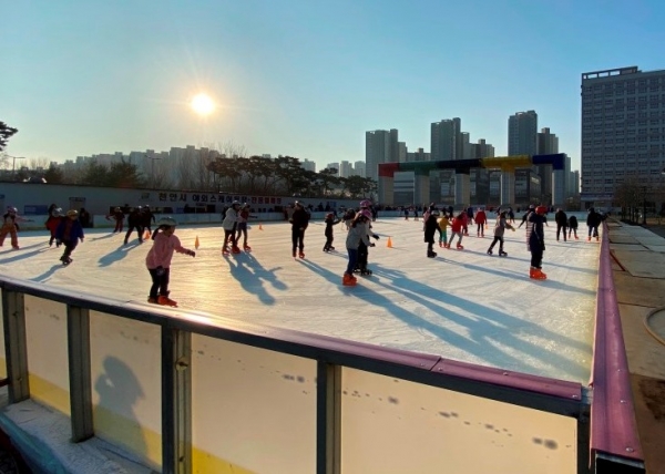 무료 야외스케이트장 모습