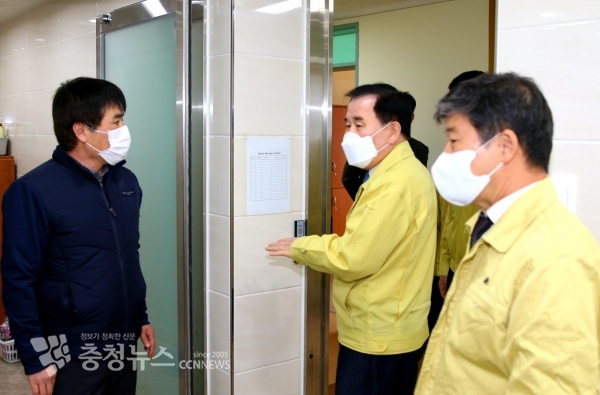 김지철 충남교육감이 홍성여고 곳곳을 둘러보고 있다.