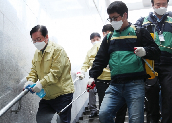 장종태 서구청장이 26일 둔산 갤러리아 타임월드 백화점 지하보도에서, 코로나19 확산 방지를 위한 방역에 직접 나섰다