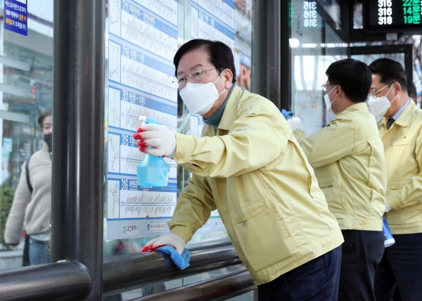 장종태 서구청장이 둔산동 한 시내버스 유개 승강장에서 코로나19 확산차단을 위해 소독을 하고 있다
