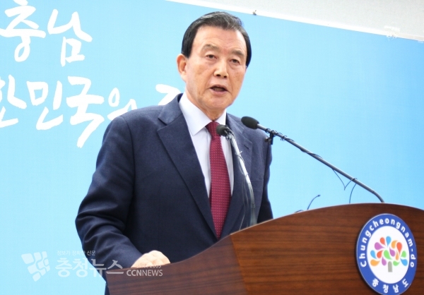 17일 충남도청 프레스센터에서 기자회견을 하는 홍문표 의원