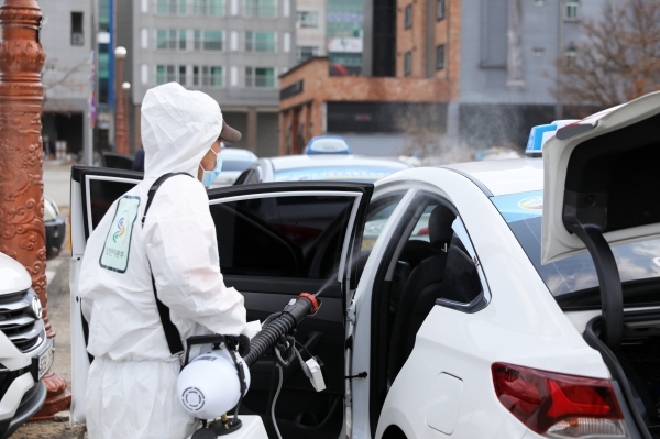 코로나 대응 관내 택시 일제소독 실시 모습