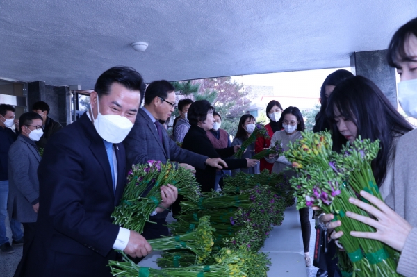 화훼농가 돕기 꽃 나눔행사 장면