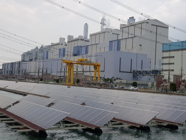 당진화력의 수상태양광 전경
