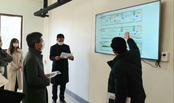 이종서 총장이 LINC+사업단 관계자로부터 새롭게 확장한 The 4th Edu-Park에 대해 설명을 듣고 있다.