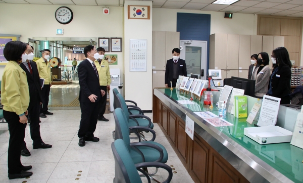 설동호 교육감, 민원봉사실 격려 방문 모습