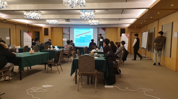 이번 대회에서 대상을 받은 한밭대 창업동아리 DAWA가 심사위원과 참가자들 앞에서 사업 아이디어에 대한 발표를 진행하고 있다.