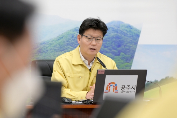 김정섭 공주시장이 28일 시청 집현실에서 코로나19 긴급대책회의 주재 모습