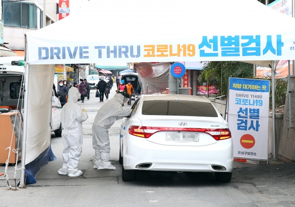 29일 코로나19 검사를 위해 ‘드라이브 스루 선별진료소’를 방문한 유증상자가 차량에 탑승한 채 진료를 받고 있다.