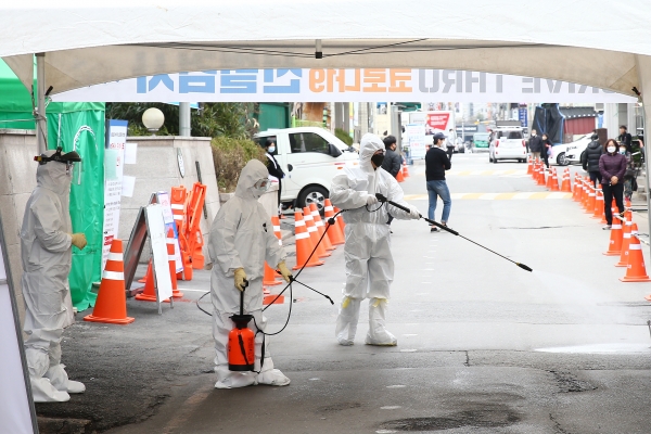 29일 코로나19 검사가 진행된 ‘드라이브 스루 선별진료소’를 유성구방역기동반이 방역을 하고 있다.
