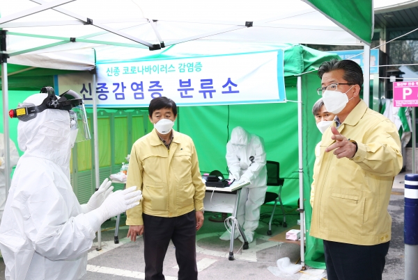 29일 정용래 유성구청장이 ‘드라이브 스루 선별진료소’가 설치된 유성구 보건소를 방문해 직원들과 대화를 나누고 있다.