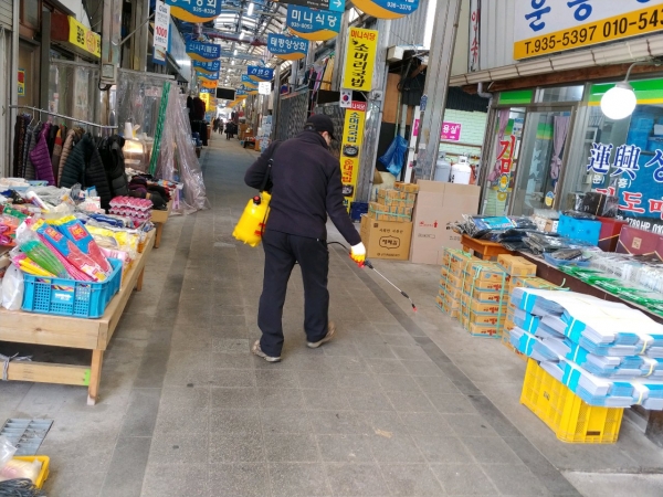 전통시장 방역소독 실시 모습