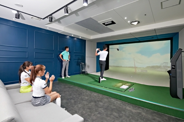 골프존의 가맹 전용 스크린골프 시뮬레이터인 투비전 플러스